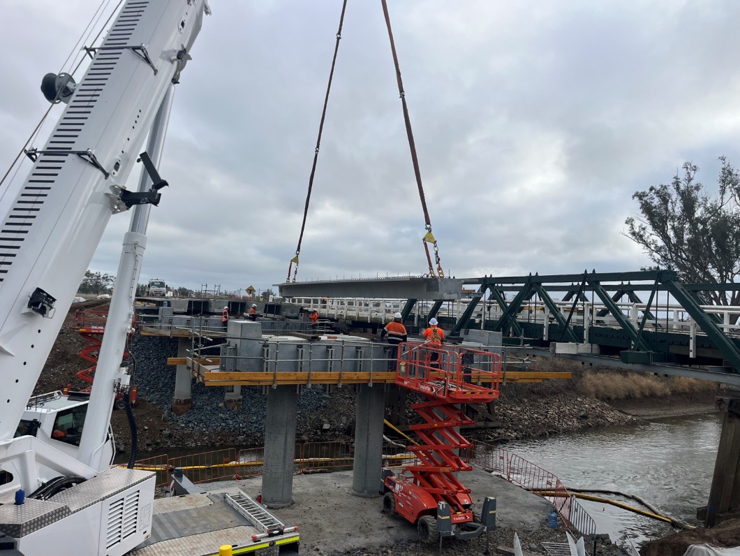 Girder lift on the Warroo Bridge Replacement 
