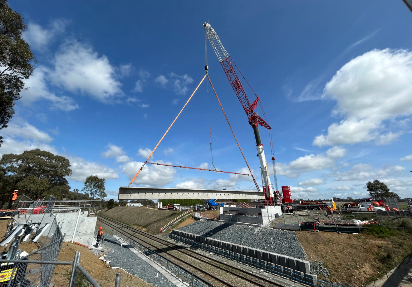Girder lift on the Wallendbeen Bridge