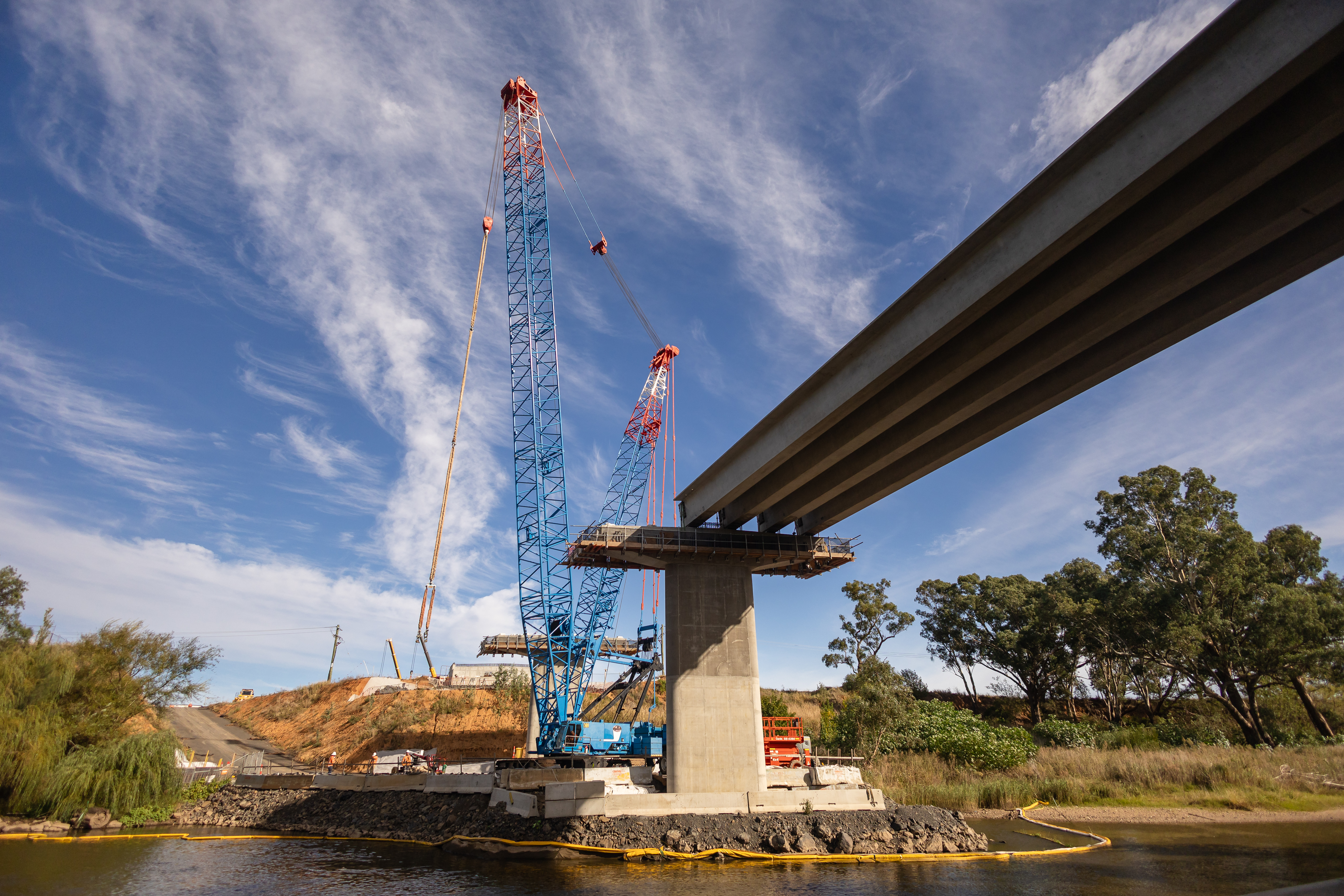 Girder lift on the New Dubbo bridge
