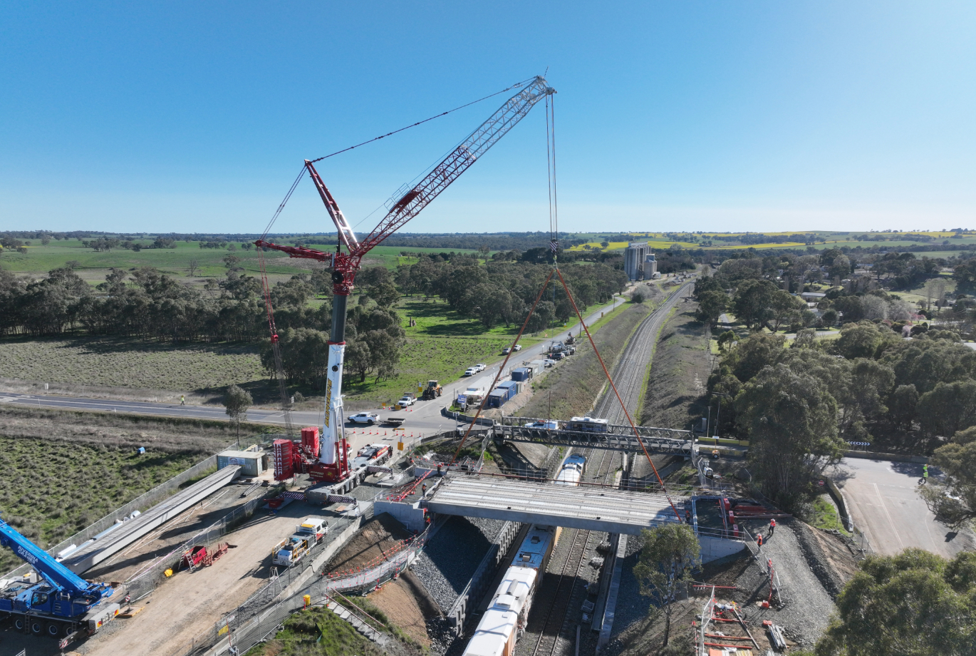 Crane lift on the Wallendbeen Bridge